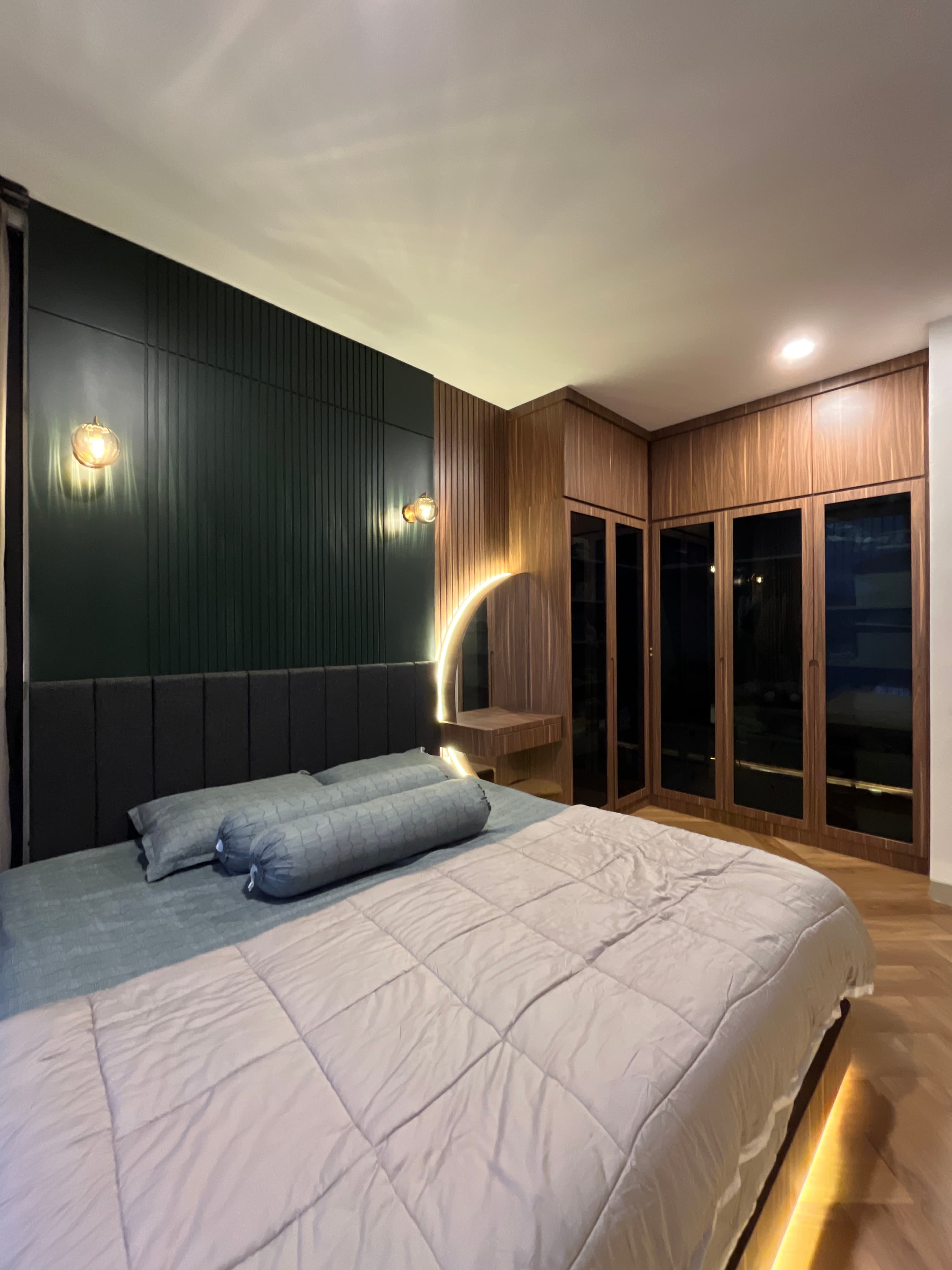 Detail tempat tidur panggung kayu olahan dan nakas melayang