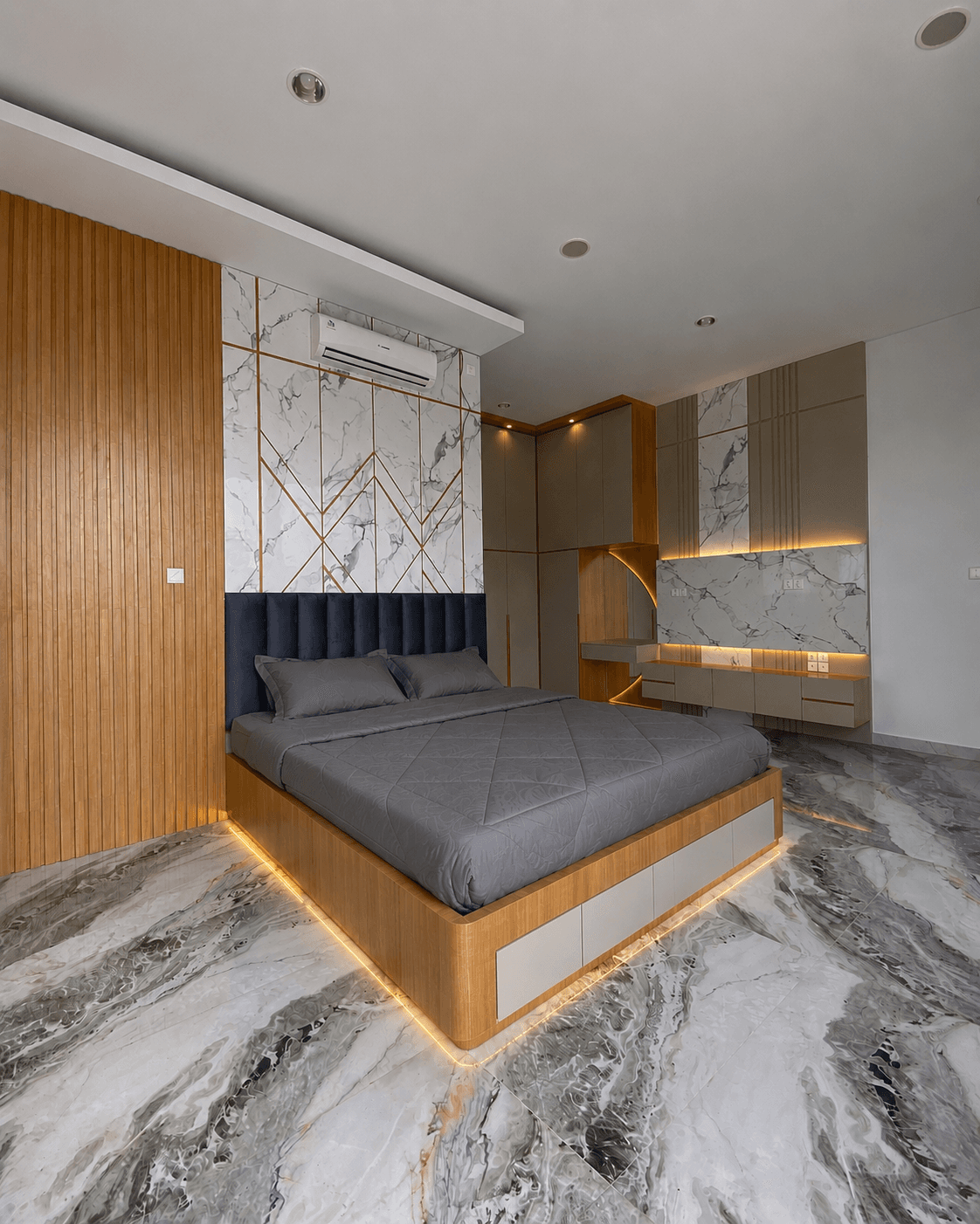 Tampilan lemari built-in wardrobe dengan pencahayaan LED tersembunyi