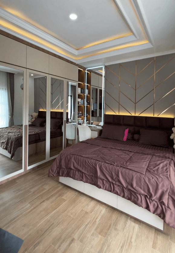 Detail integrasi meja rias kustom dan cermin pencahayaan