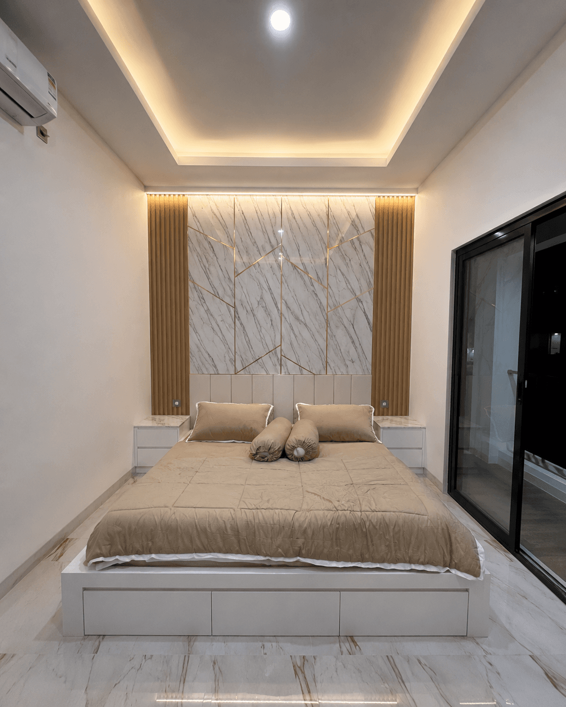 Tampilan pengorganisasian interior lemari pakaian kustom