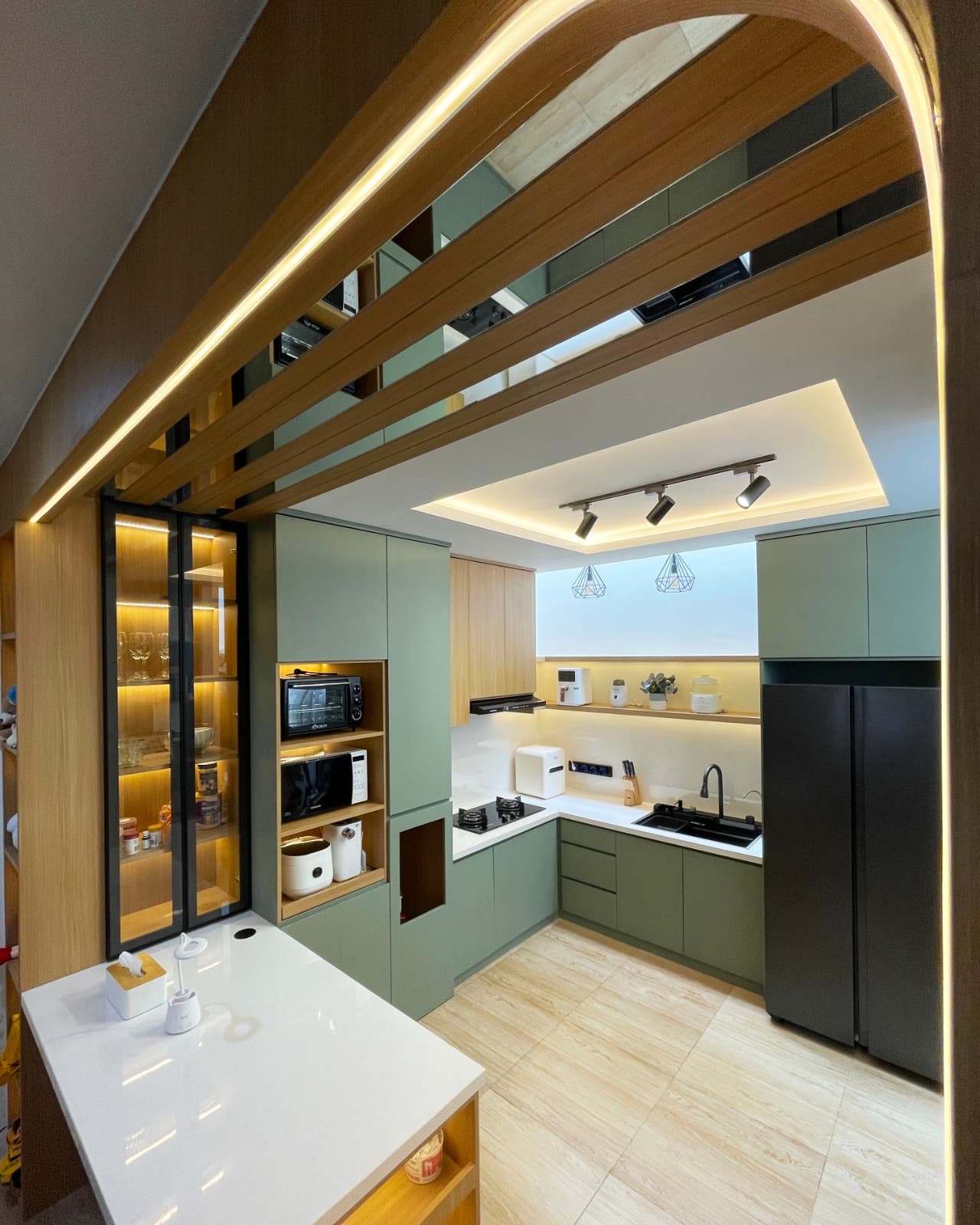 Detail kitchen island pantry dengan countertop quartz