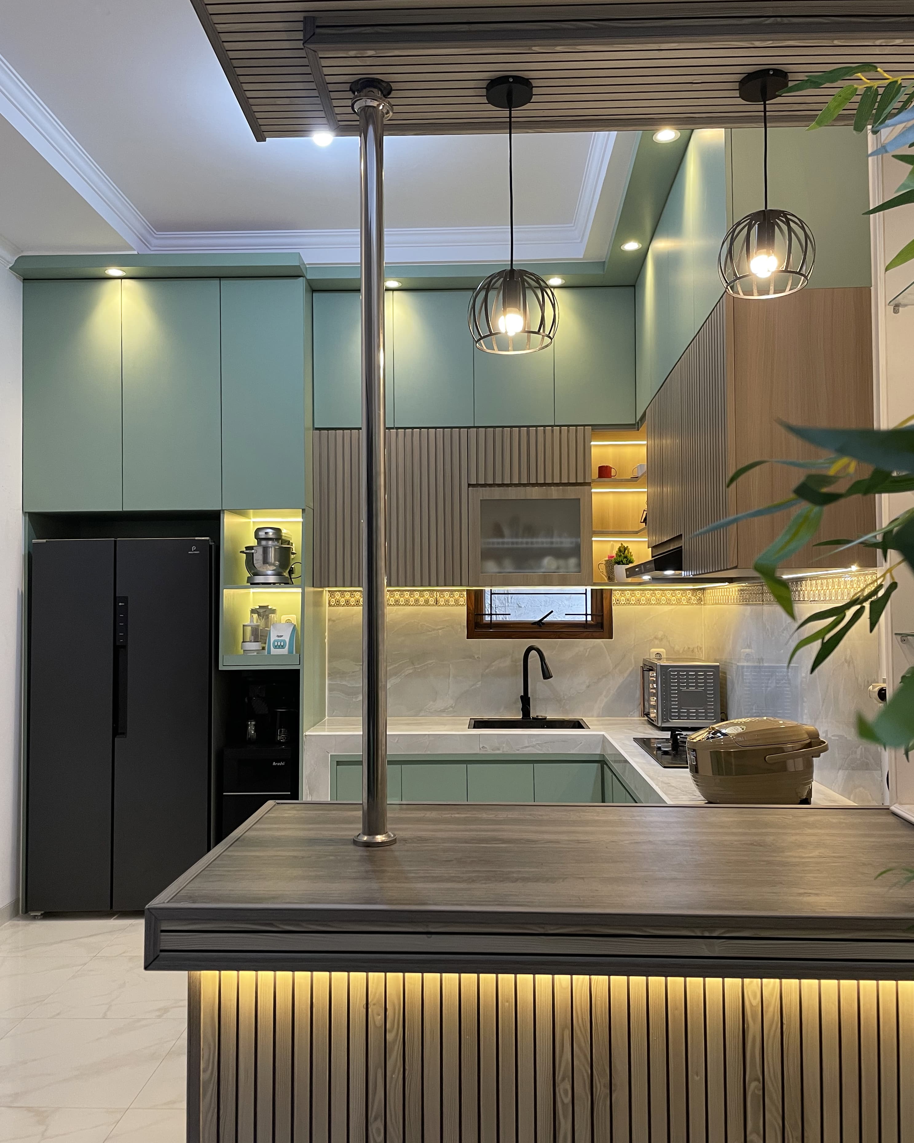 Perspektif luas area dapur bersih dan lemari kulkas built-in