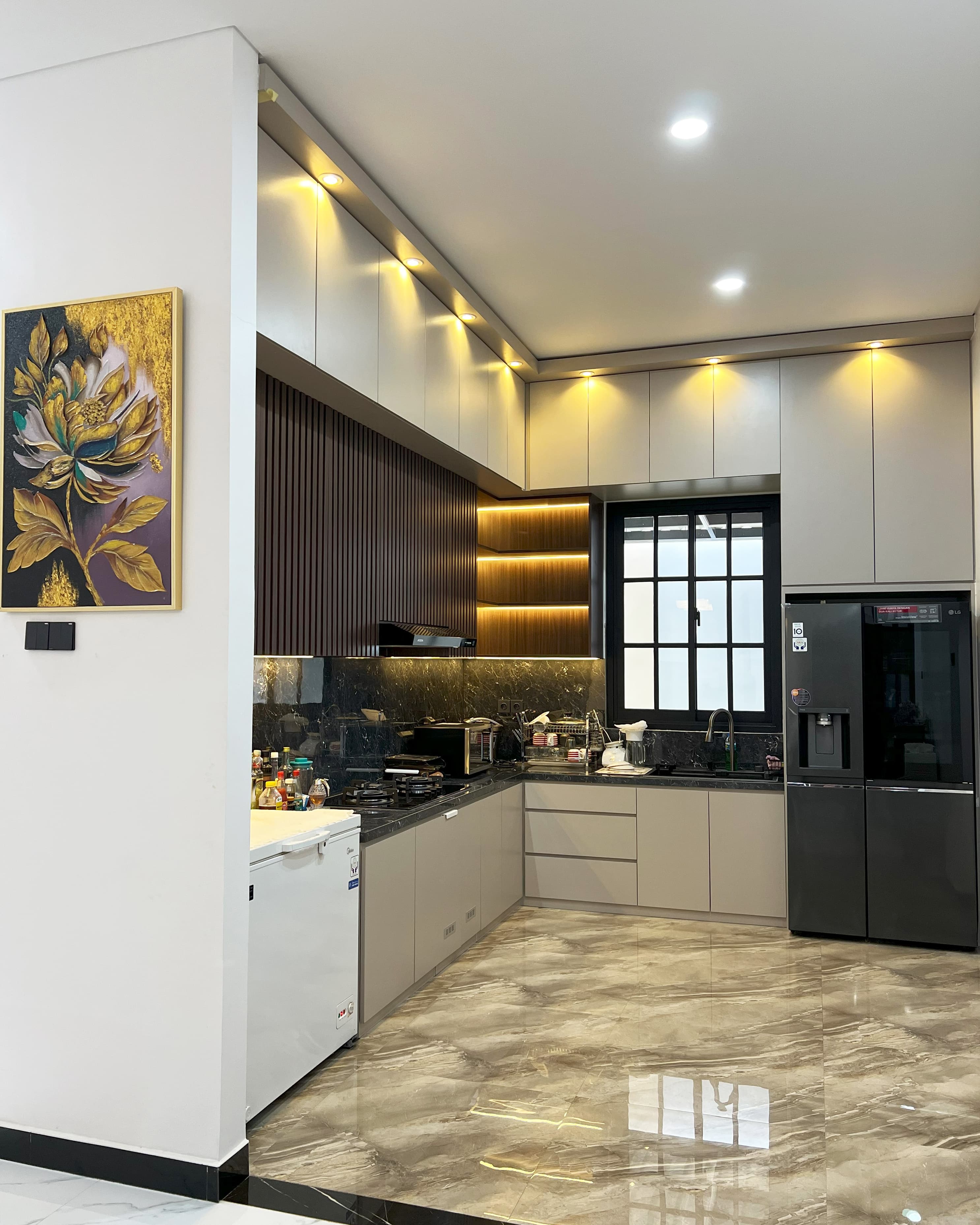 Detail finishing permukaan HPL premium dan penataan kitchen sink